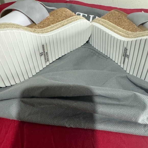 NWT 9.5 Light Grey Elmer Sport Bottom Wedge Sandles - Picture 3 of 5